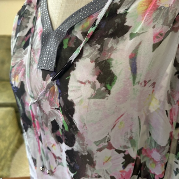 Ellen Tracy Women’s Semi Sheer Floral Blouse. Size XL - Picture 3 of 8